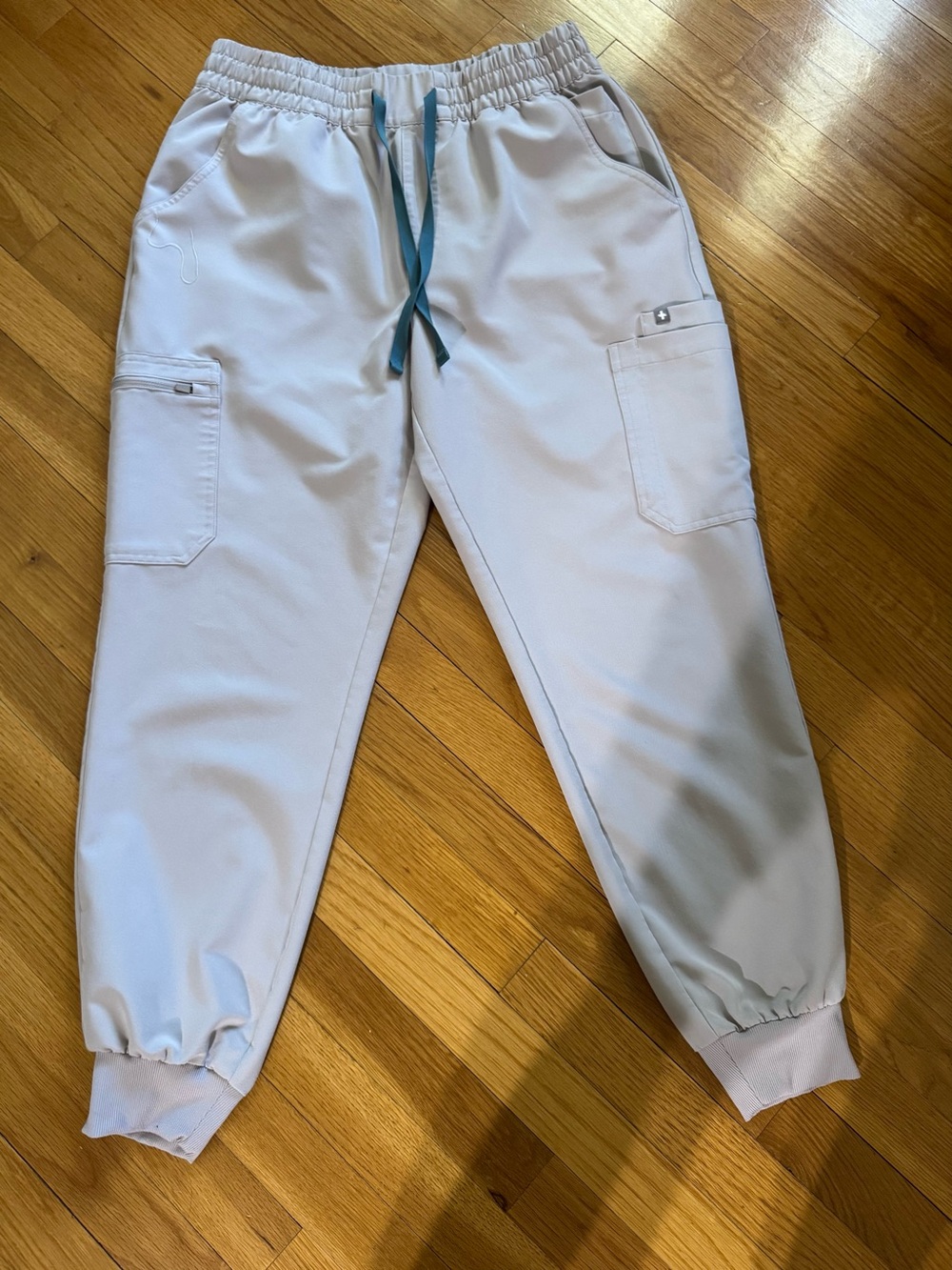 SET** Figs Light Gray Jogger scrub set with Teal Drawstring pants Large, top XL